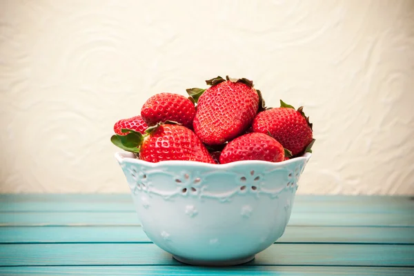 Verse aardbeien in een kom — Stockfoto