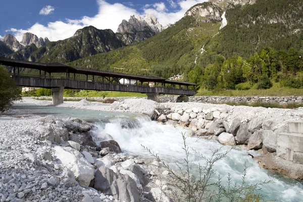 Río de montaña — Foto de Stock