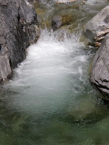 Mooie berg rivier. — Stockfoto