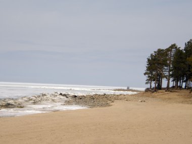 Deniz Baykal buz kaplı. Bahar.