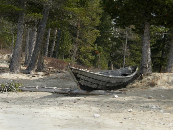贝加尔湖岸边的船。布里亚特西伯利亚 — 图库照片
