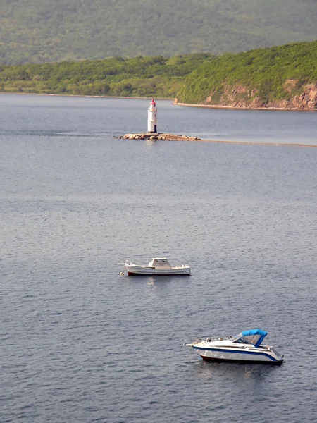 Phare et bateaux dans la baie d'Amour, mer du Japon. Vladivosto — Photo