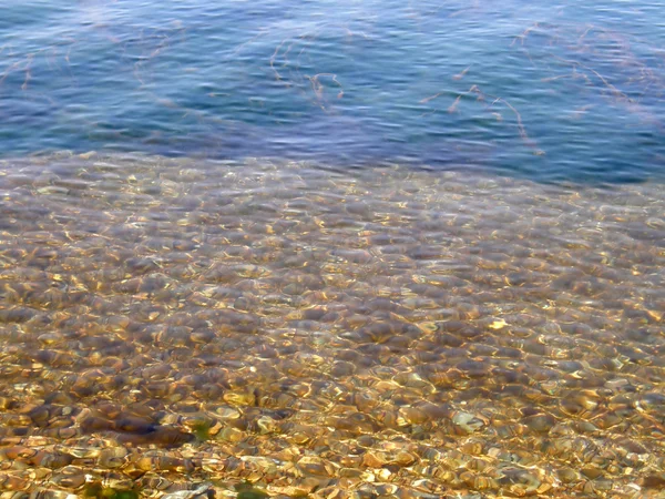 Stenar på botten av sjön. — Stockfoto
