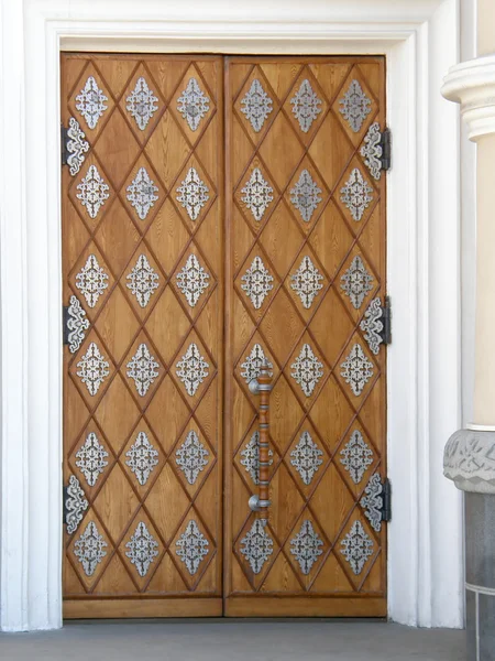Texture and pattern on the front door of the building. — Stock Photo, Image