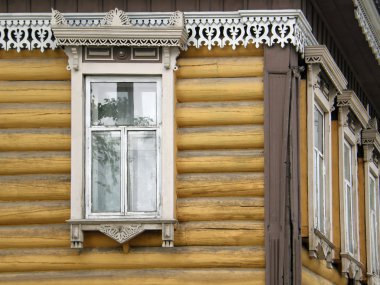 Windows eski ahşap evde güzel architraves ile. Ulan