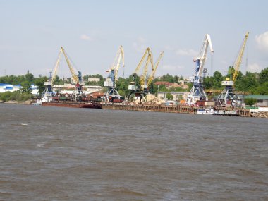 Amur Nehri üzerinde nehir Limanı. Khabarovsk. Daha fazla Doğu.