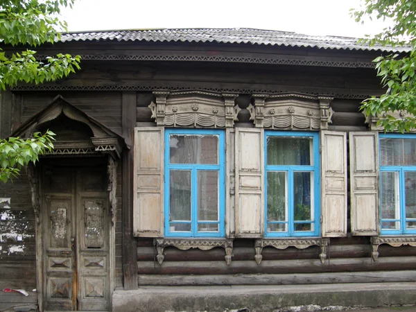 Le finestre con bellissimi architravi in vecchia casa di legno. Ulan. — Foto Stock