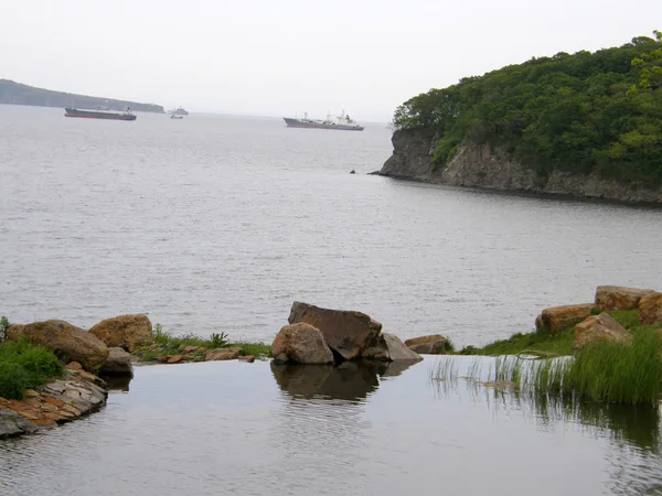 Moře pobřeží na Dálném východě. Vladivostok. Ruský ostrov. — Stock fotografie
