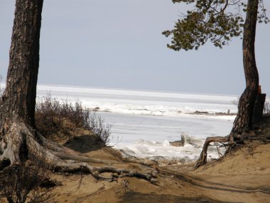 Deniz Baykal buz kaplı. Bahar.
