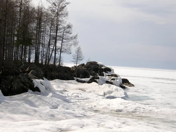 Ijs bedekte het Baikalmeer. Lente. — Stockfoto