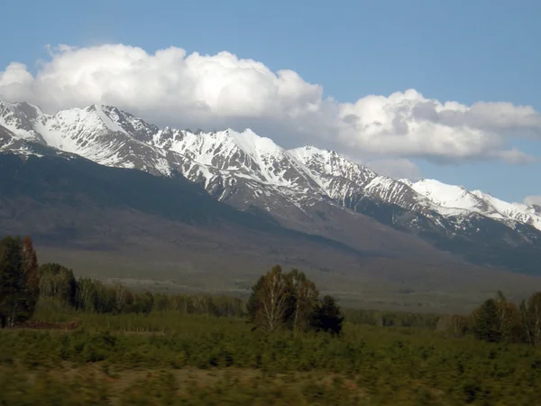 Pico. Montanhas Sayan orientais. A República da Buryatia . — Fotografia de Stock