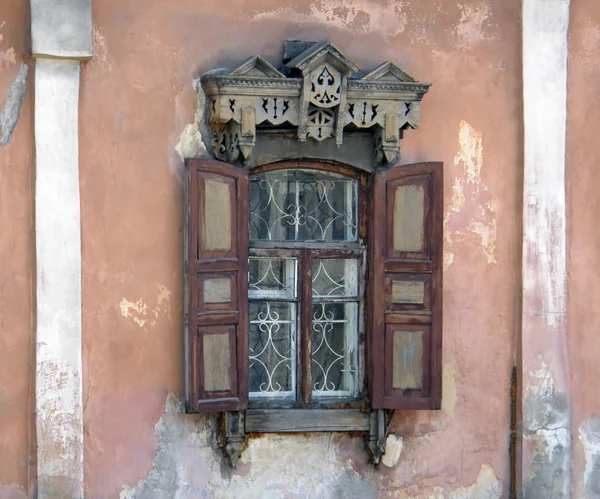 Die Fenster mit schönen Architraven in alten Holzhäusern. ulan lizenzfreie Stockfotos