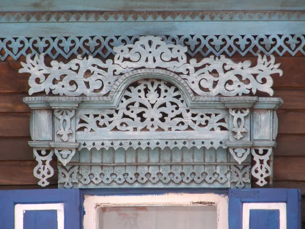 Okna s krásnou trámce ve starém dřevěném domě. Portály Royalty Free Stock Fotografie