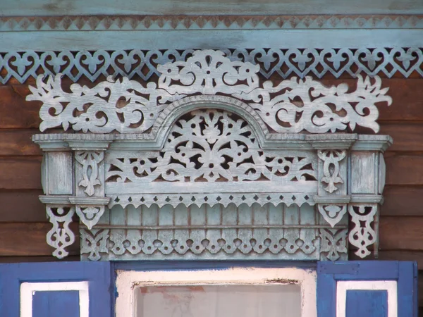 Die Fenster mit schönen Architraven in alten Holzhäusern. ulan lizenzfreie Stockfotos