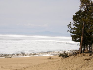 Deniz Baykal buz kaplı. Bahar.
