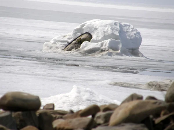 Ijs bedekte het Baikalmeer. Lente. — Stockfoto