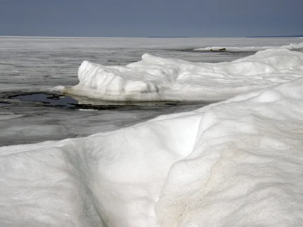 Ijs bedekte het Baikalmeer. Lente. — Stockfoto