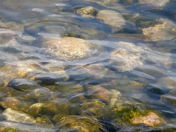 Steine auf dem Grund des Sees. — Stockfoto