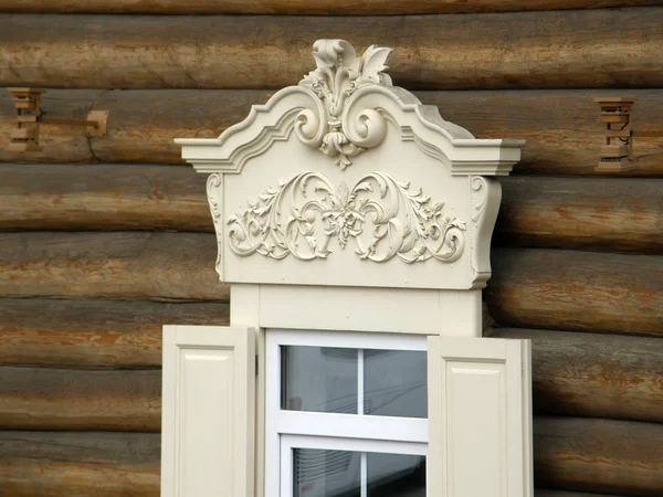 Las ventanas con hermosos arquitrabes en la antigua casa de madera. Ulan. — Foto de Stock
