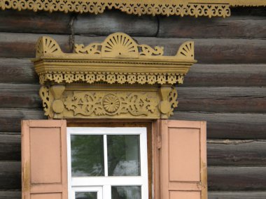 Windows eski ahşap evde güzel architraves ile. Ulan