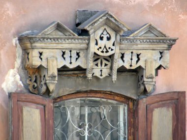 Windows eski ahşap evde güzel architraves ile. Ulan