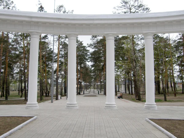 Ihnen gegenüber weiße Säulen im Park. Marinowa. ulan-ude. Burjatien. — Stockfoto