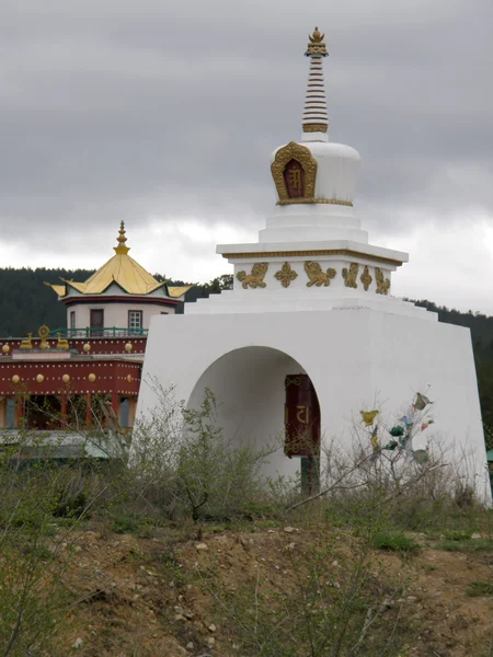 The building is a sacred Buddhist stupa near the datsan. The Rep — Stock Photo, Image