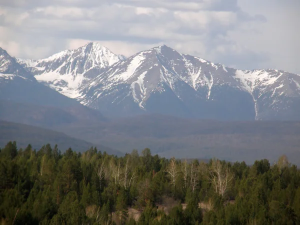 Pico. Montanhas Sayan orientais. A República da Buryatia . — Fotografia de Stock