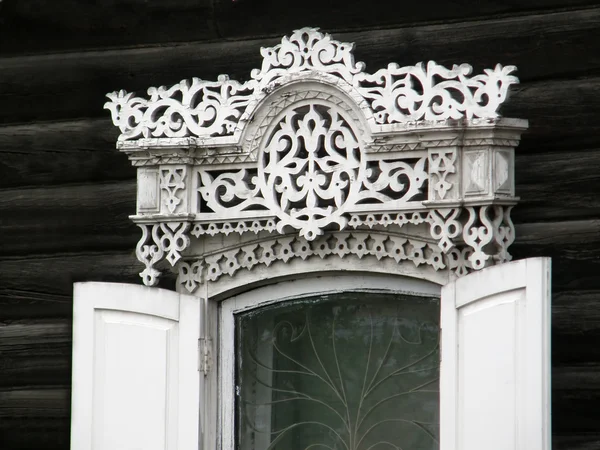 Las ventanas con hermosos arquitrabes en la antigua casa de madera. Ulan. — Foto de Stock