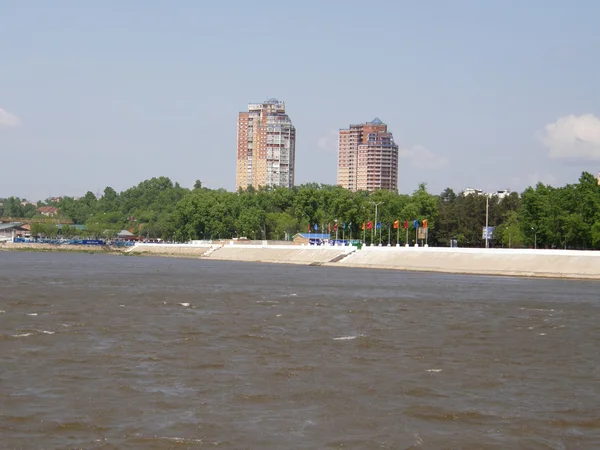 Domy na brzegu rzeki Amur. Khabarovsk. Daleki Wschód. — Zdjęcie stockowe