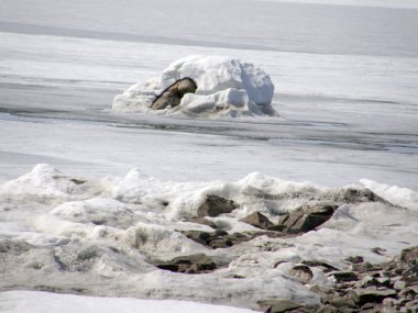 Deniz Baykal buz kaplı. Bahar.