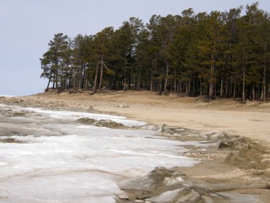 Deniz Baykal buz kaplı. Bahar.