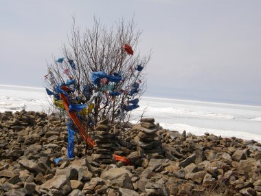 Deniz Baykal buz kaplı. Bahar.