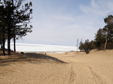 Deniz Baykal buz kaplı. Bahar.