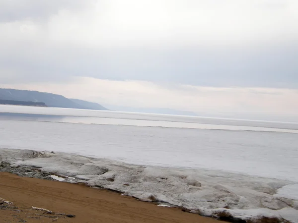 Lacul acoperit cu gheaţă Baikal. Primăvara . — Fotografie, imagine de stoc