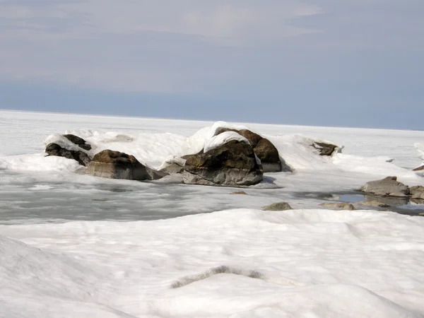 Обледенілі озера Байкал. Весна. — стокове фото