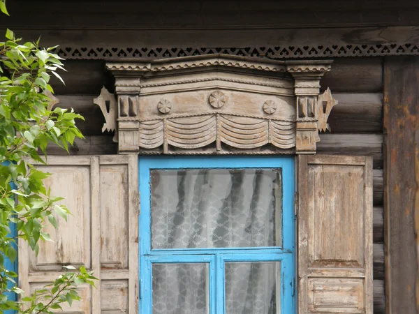 Le finestre con bellissimi architravi in vecchia casa di legno. Ulan. — Foto Stock