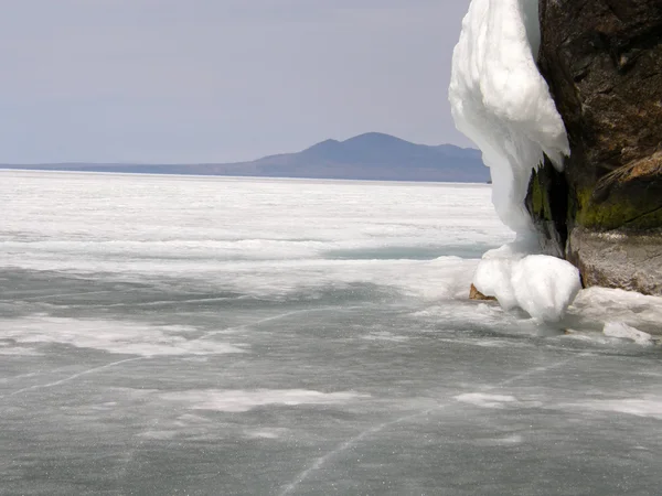 얼음 덮인 호수 바이칼입니다. 봄. — 스톡 사진