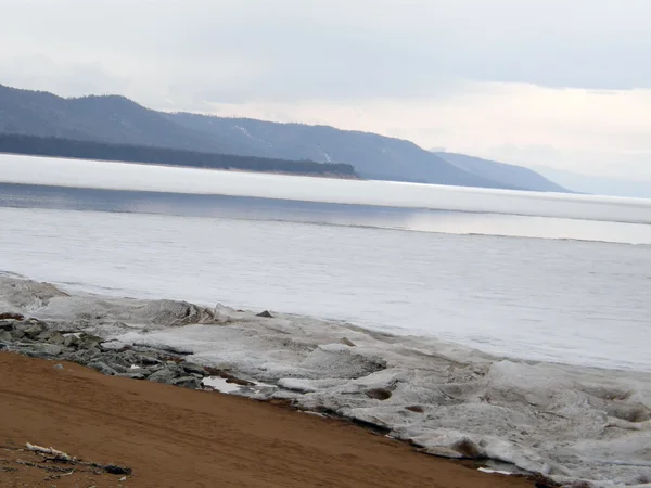 Lago Baikal coberto de gelo. Primavera . — Fotografia de Stock