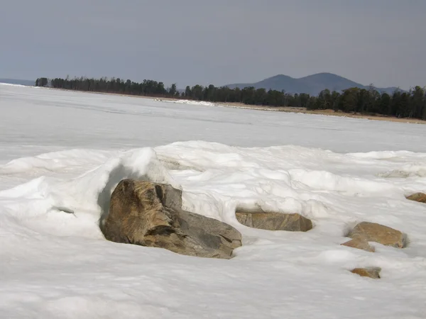 Ijs bedekte het Baikalmeer. Lente. — Stockfoto