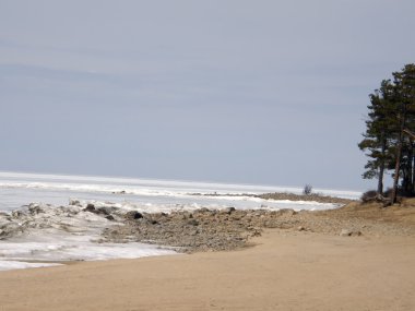 Deniz Baykal buz kaplı. Bahar.