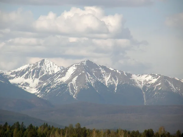 Pico. Montanhas Sayan orientais. A República da Buryatia . — Fotografia de Stock