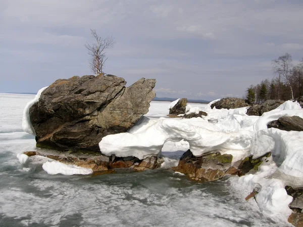 Ijs bedekte het Baikalmeer. Lente. — Stockfoto