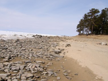 Deniz Baykal buz kaplı. Bahar.