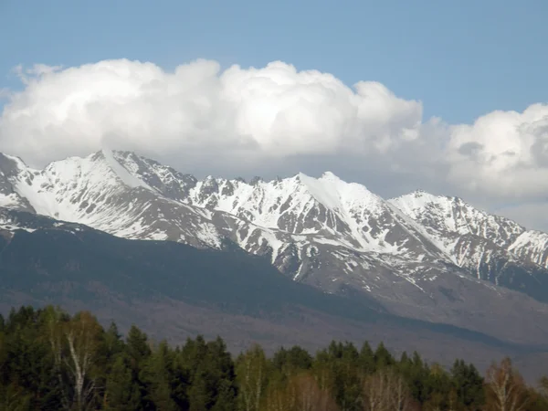 Pico. Montanhas Sayan orientais. A República da Buryatia . — Fotografia de Stock