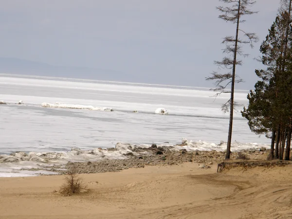 Pokryte lodem jeziora Bajkał. Wiosna. — Zdjęcie stockowe