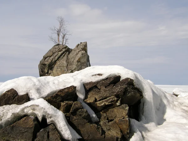 Ijs bedekte het Baikalmeer. Lente. — Stockfoto