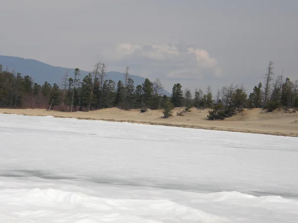 Lac Baïkal recouvert de glace. Printemps . — Photo