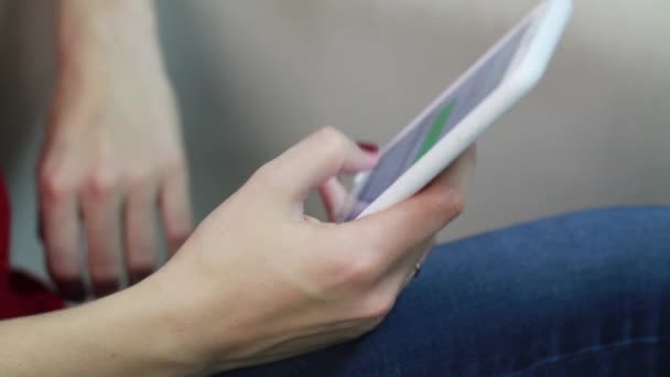 Νεαρή γυναίκα είναι πληκτρολογώντας το μήνυμα σε ένα smartphone. — Αρχείο Βίντεο