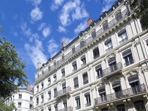 Edifício de apartamentos em Paris — Fotografia de Stock